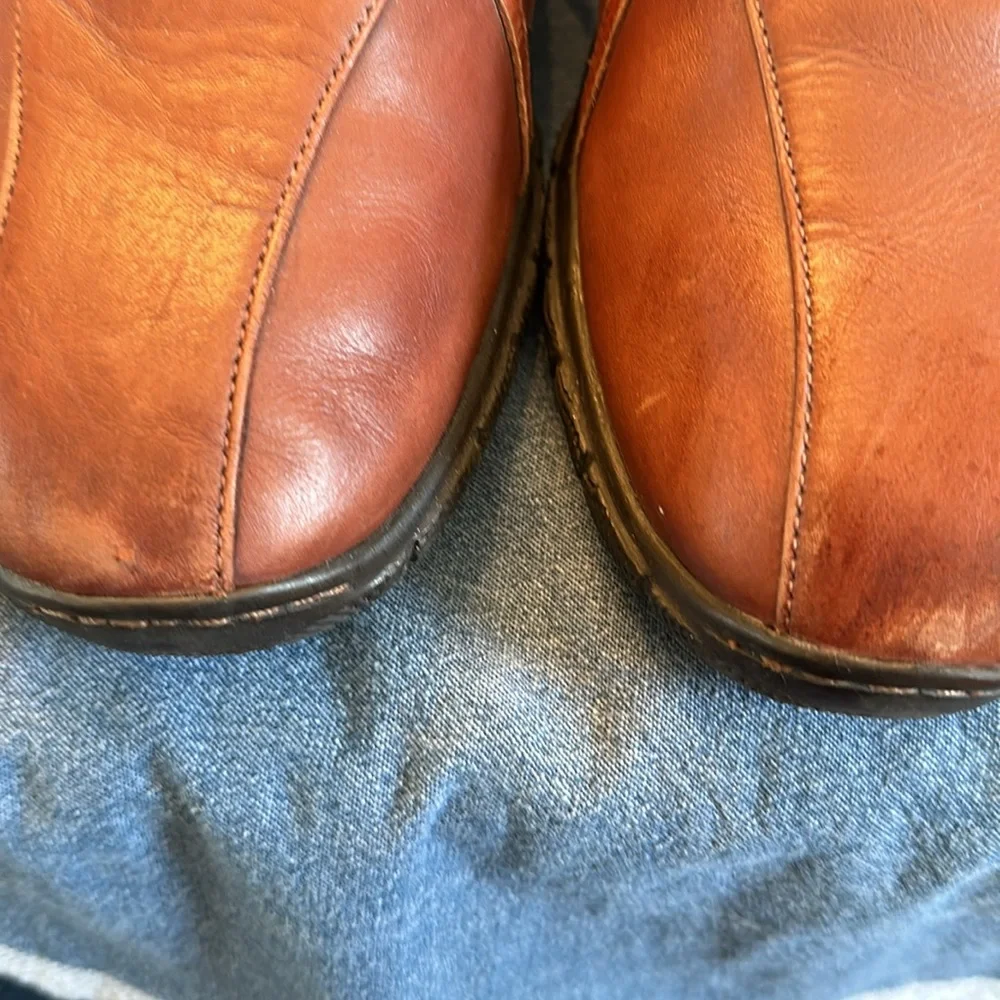 Allen Edmonds leather Traveler men’s Sneakers size 9 1/2
Price is firm - Picture 3 of 13